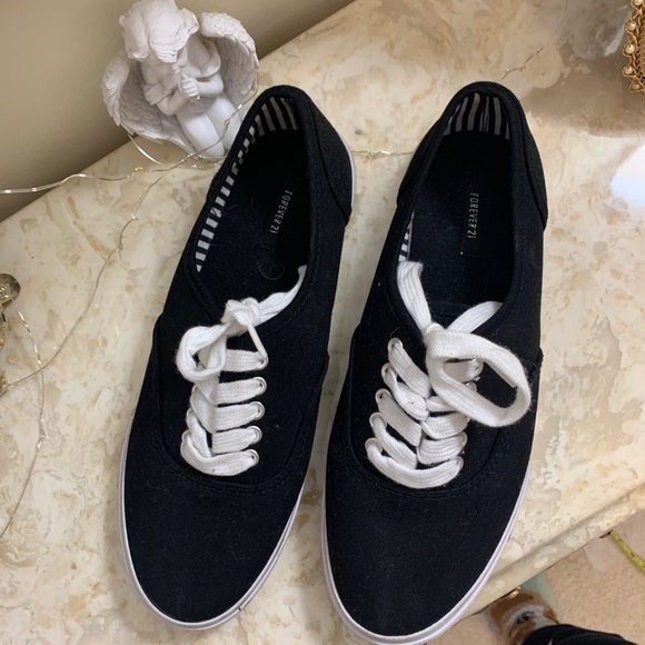 Converse/Van style shoes - Picture 3 of 4